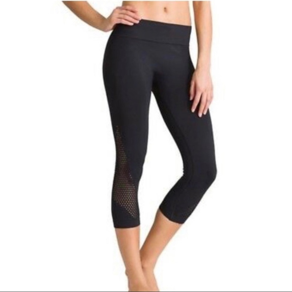 NWOT Athleta Breakthrough Laser Cut Capri. SMALL.